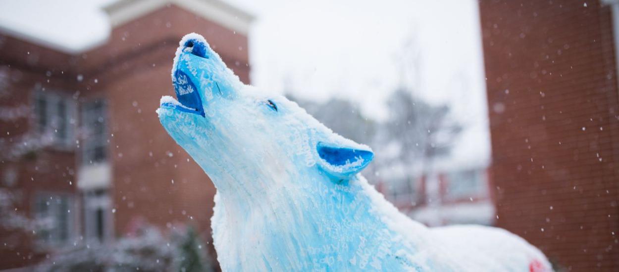 雪狼雕像